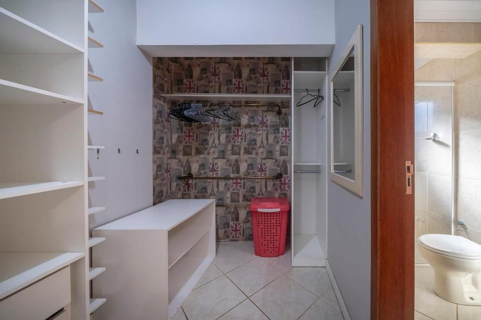 Apartamento para Familia e amigos, 4 Quartos, sendo 3 suites, Varanda com vista incivel com churrasqueira, kit praia, enxoval, em localização estratégica Apartment in Porto Belo
