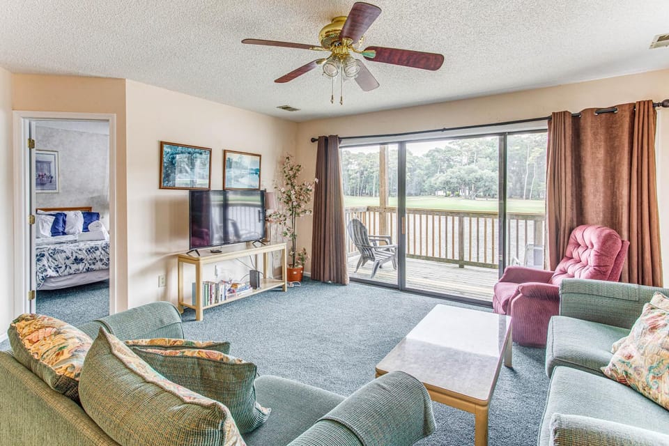 Lake-View Balcony, Pool Access! Sunset Beach Condo House in Calabash
