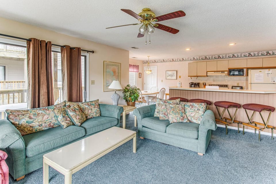 Lake-View Balcony, Pool Access! Sunset Beach Condo House in Calabash