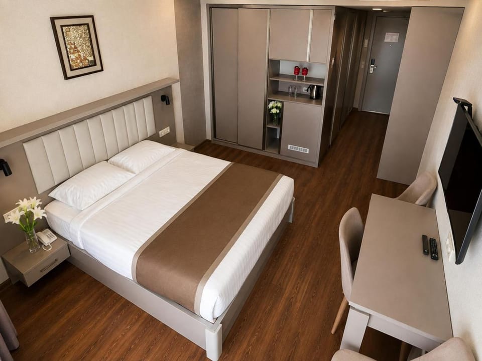 Bed, TV and multimedia, Photo of the whole room, Bedroom, wardrobe