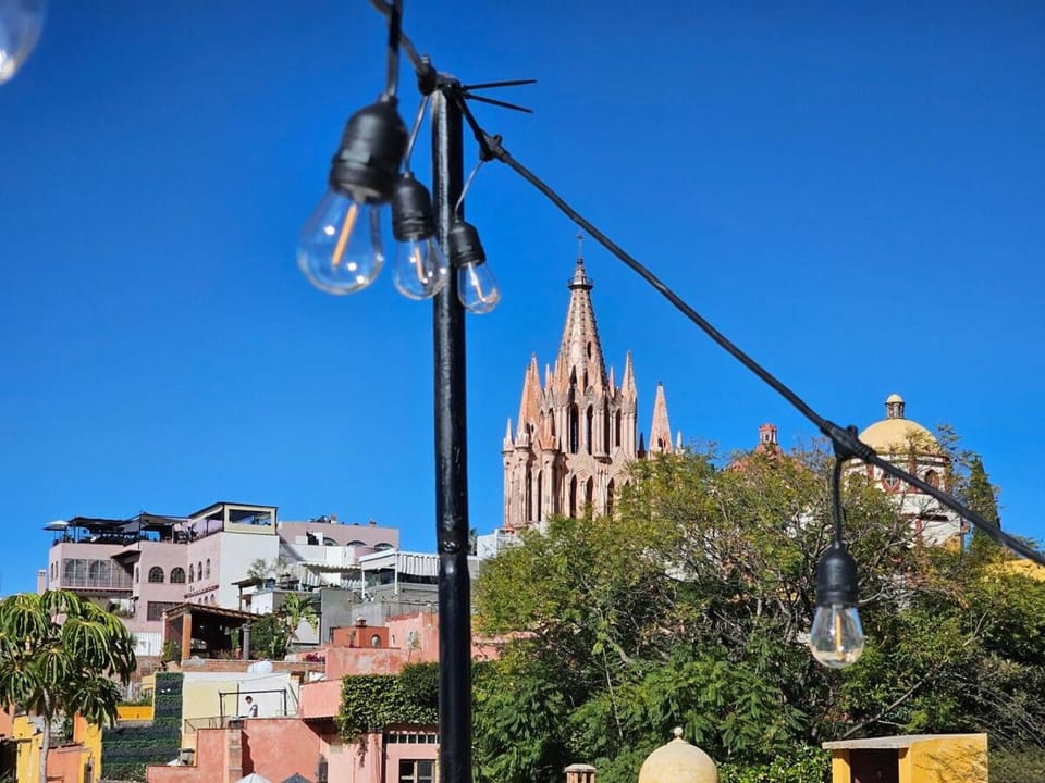 Best Location, Private Terrace, Valet Parking, AC Villa in San Miguel de Allende