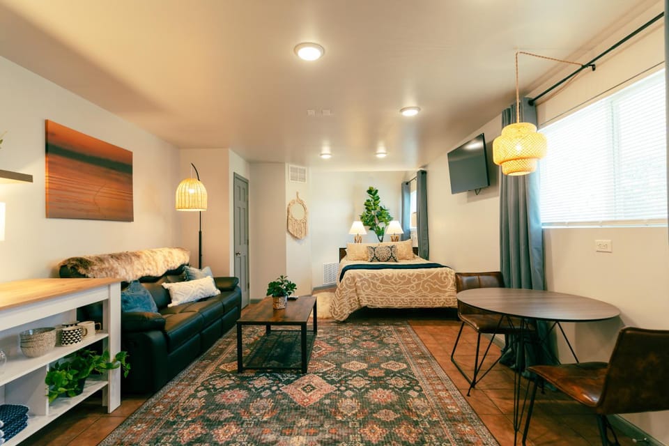 Bed, TV and multimedia, Living room, Photo of the whole room, Seating area, Dining area, Bedroom