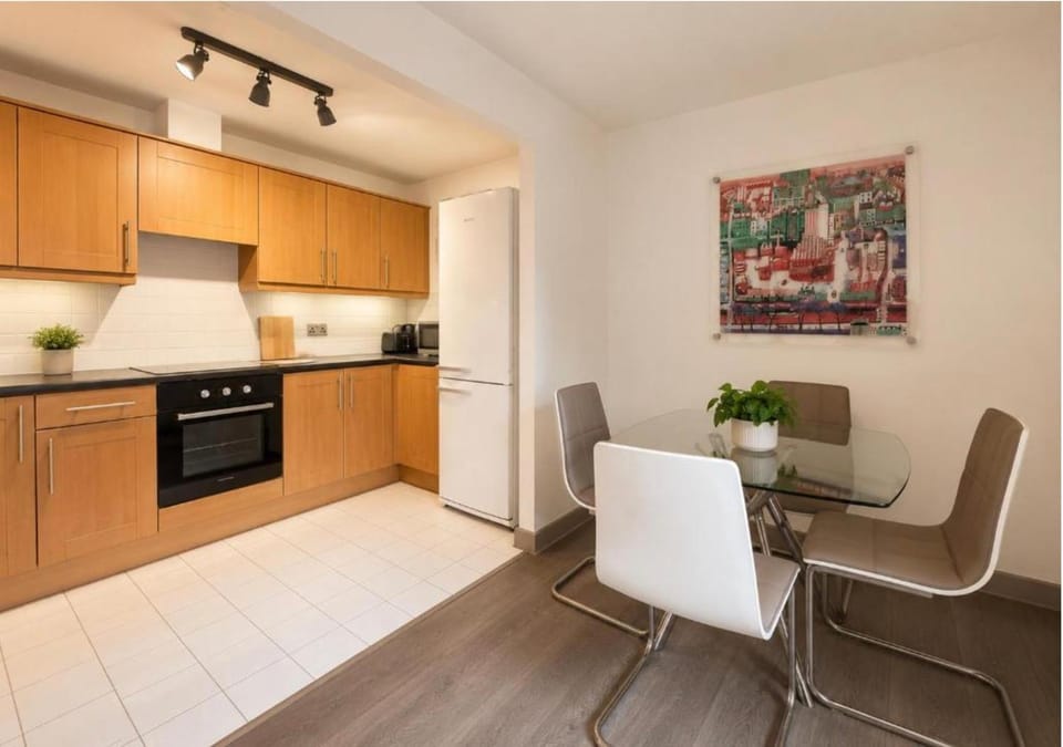 Kitchen or kitchenette, Seating area, Dining area, minibar, stove