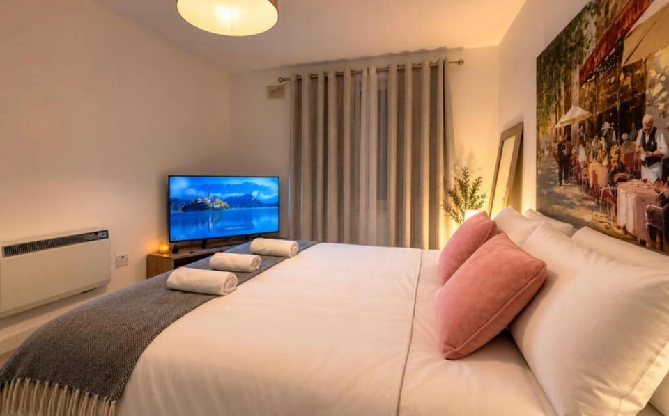 Bed, TV and multimedia, Bedroom