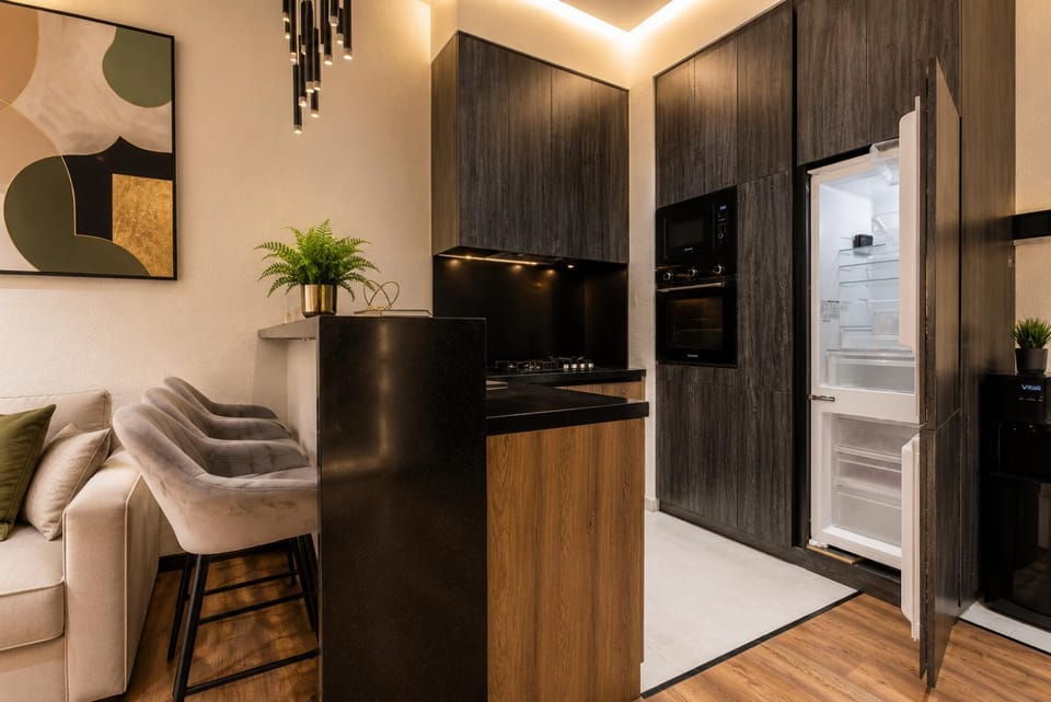 Kitchen or kitchenette, Dining area, minibar, oven