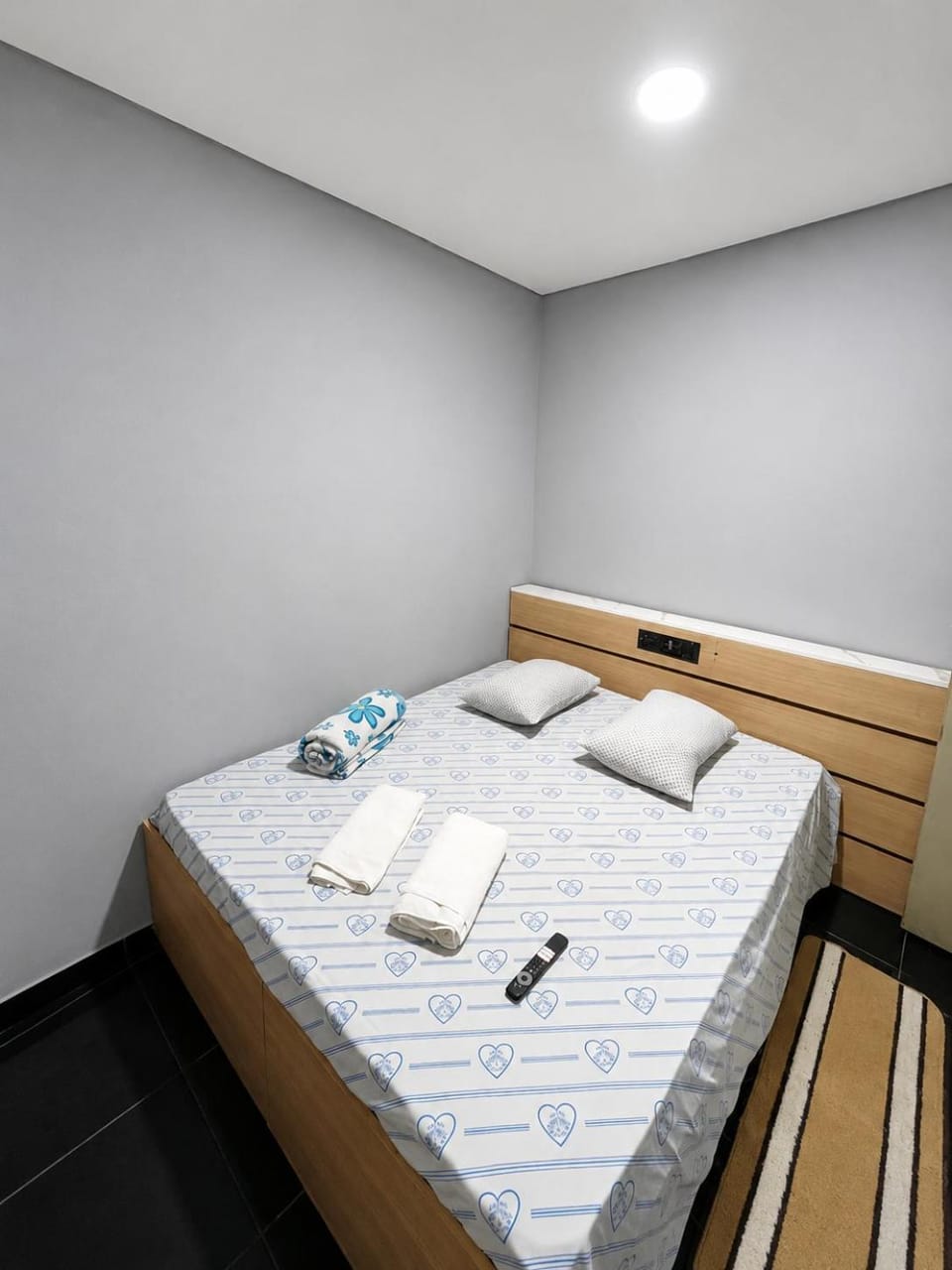 Bed, Photo of the whole room, Bedroom, towels
