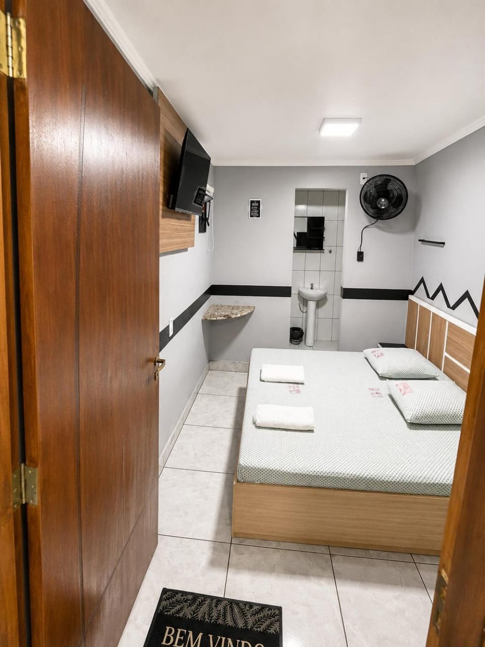 Bed, TV and multimedia, Photo of the whole room, Bedroom