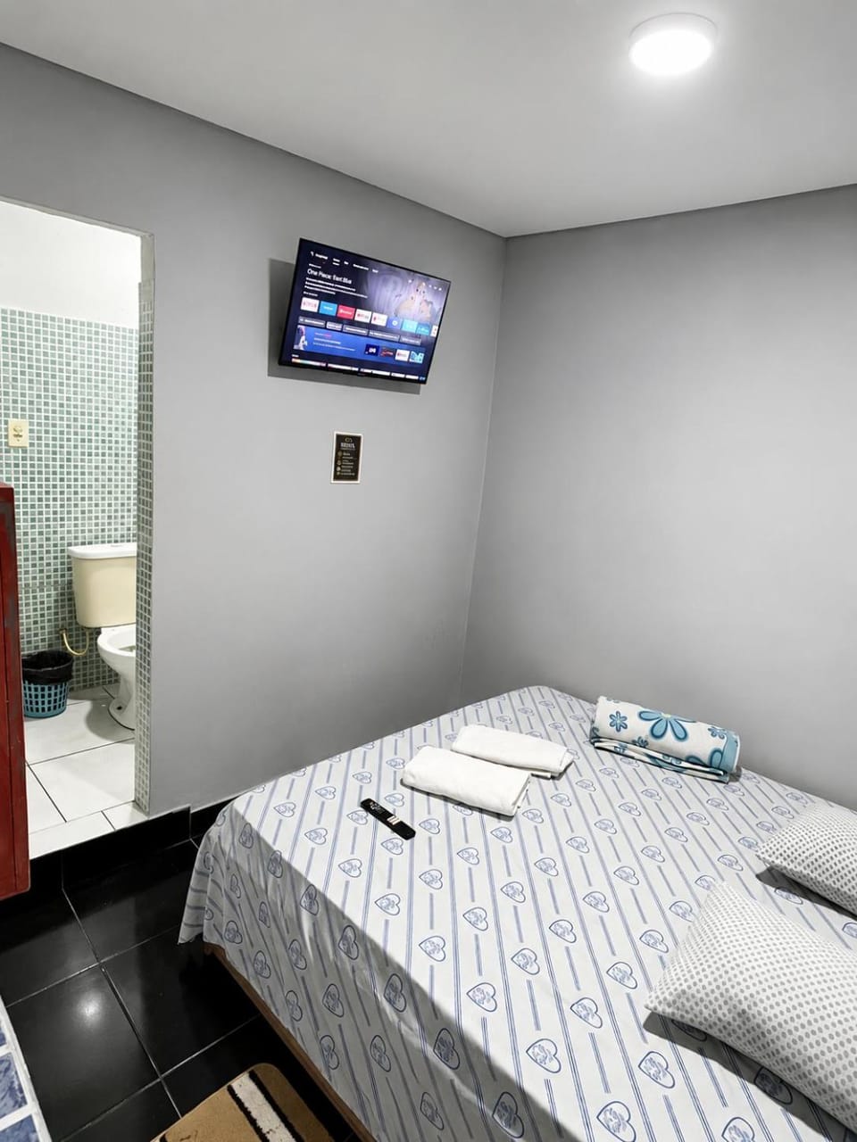 Bed, Bathroom, TV and multimedia, Photo of the whole room, Bedroom, towels
