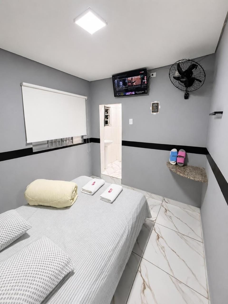Bed, TV and multimedia, Photo of the whole room, Bedroom, towels