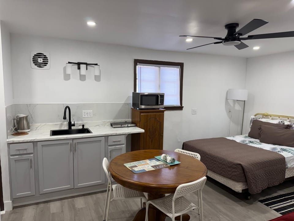 Kitchen or kitchenette, Breakfast