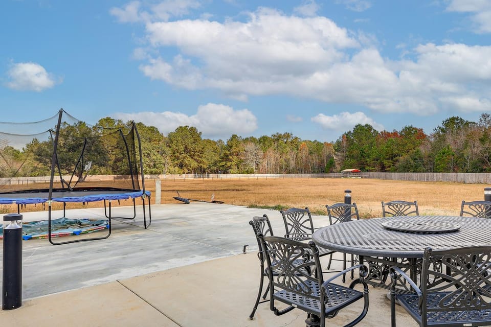 Screened-In Patio & Trampoline: Creola Getaway! House in Saraland