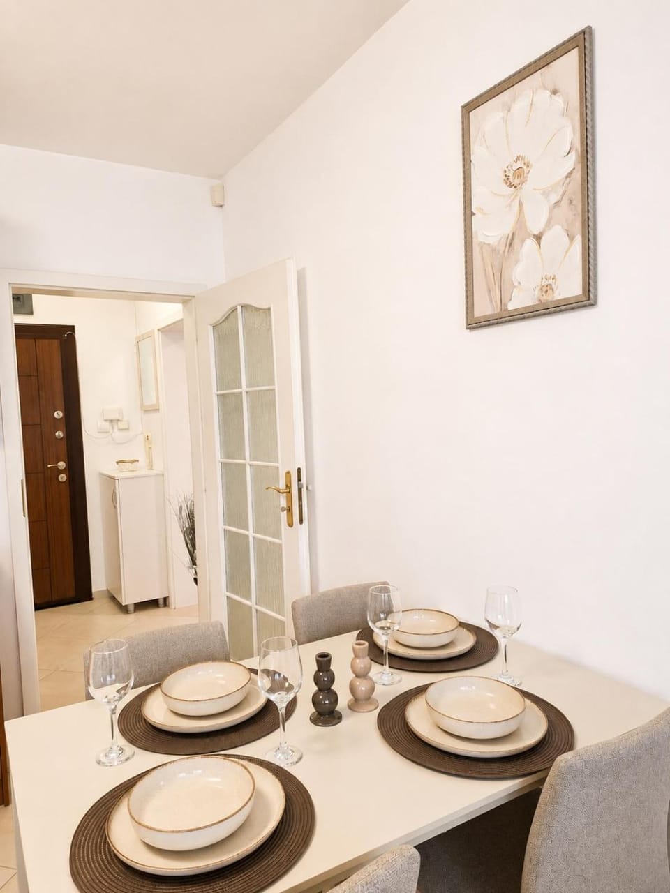 Kitchen or kitchenette, Dining area