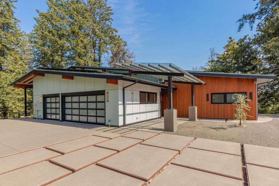 Kingwood - Riverfront Luxury w private trails House in McMinnville