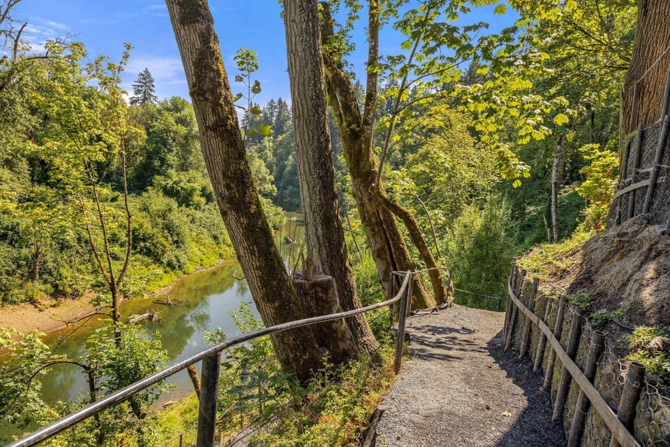 Kingwood - Riverfront Luxury w private trails House in McMinnville