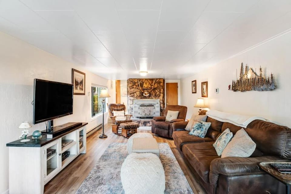 Dog-friendly home with Siuslaw River views fireplace & WiFi - near beach & town House in Oregon
