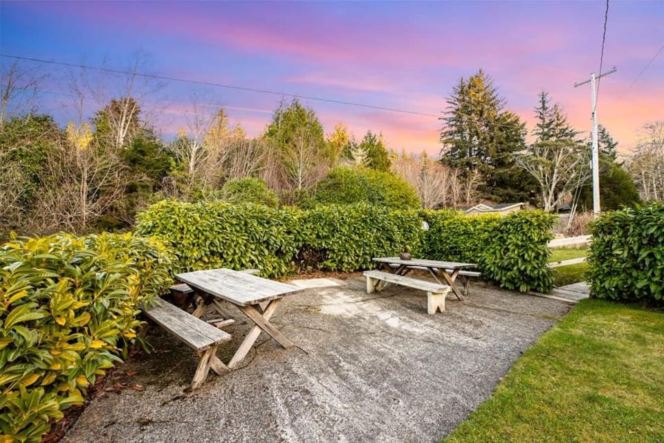 Dog-friendly home with Siuslaw River views fireplace & WiFi - near beach & town House in Oregon