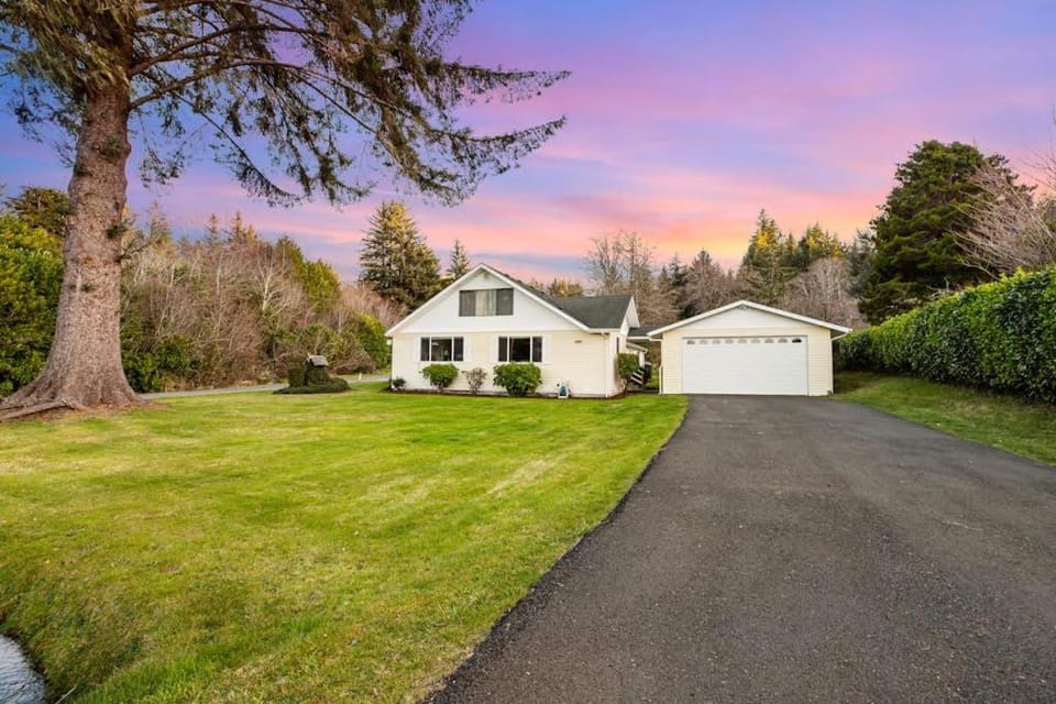 Dog-friendly home with Siuslaw River views fireplace & WiFi - near beach & town House in Oregon
