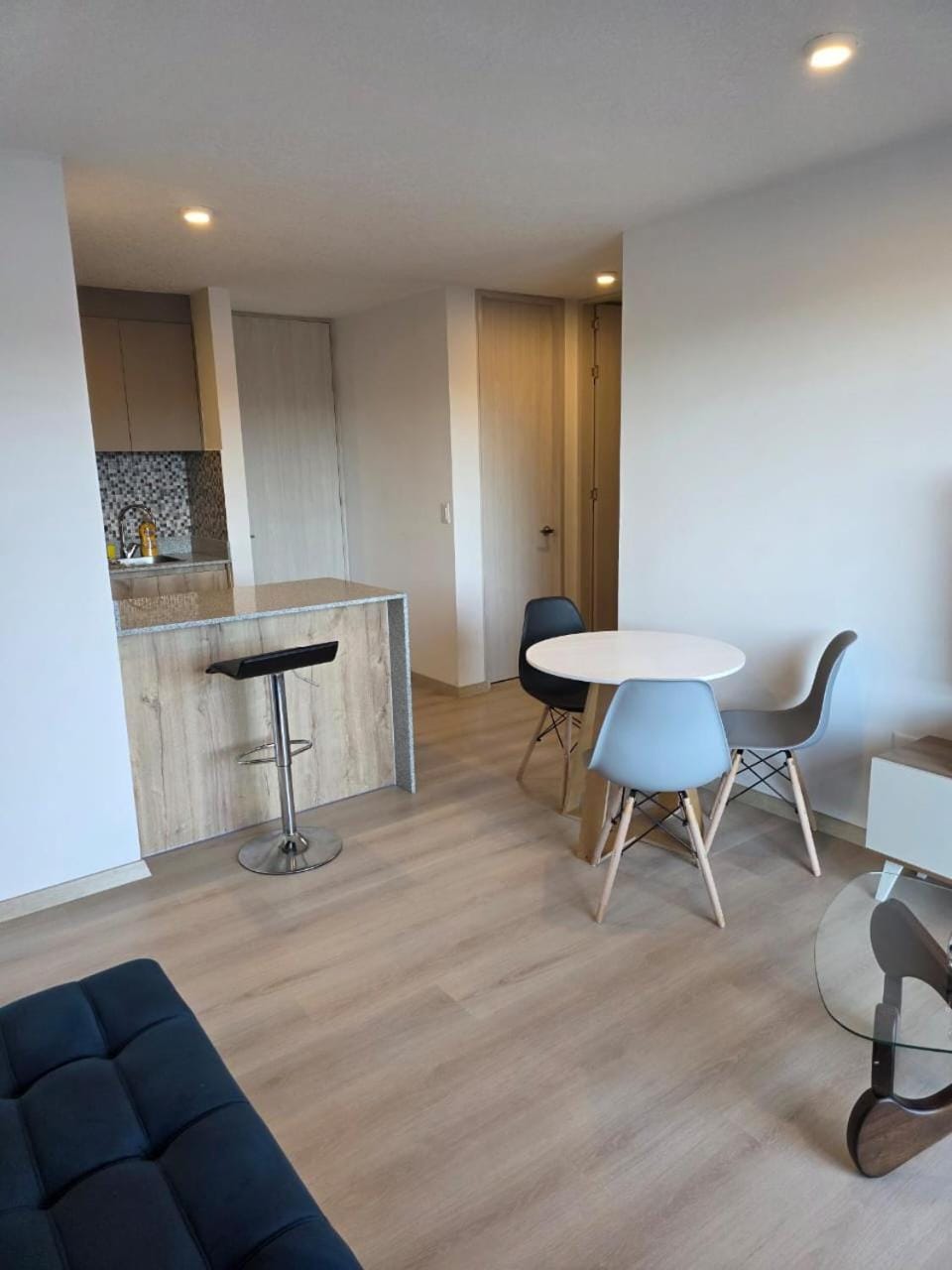 Restaurant/places to eat, Living room