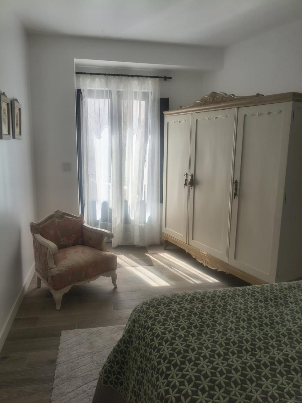 Photo of the whole room, wardrobe