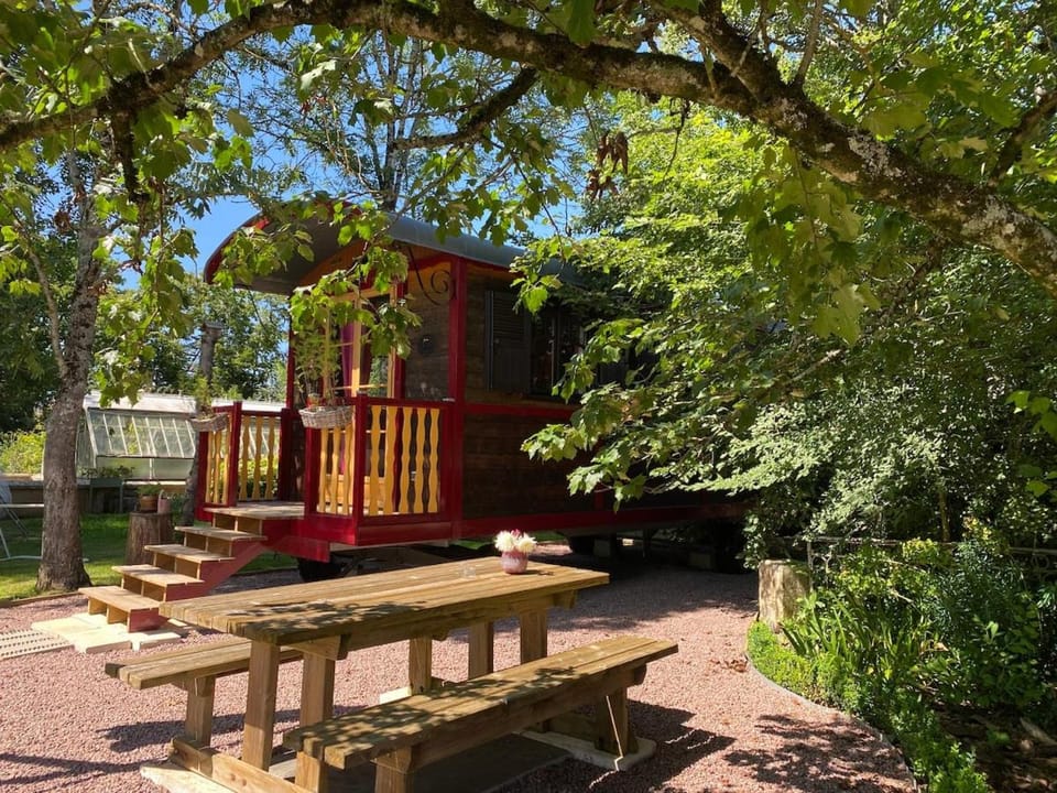 Roulotte au Cœur de la nature, Proche de Bourges et des Vignobles Campground/ 
RV Resort in Centre-Val de Loire