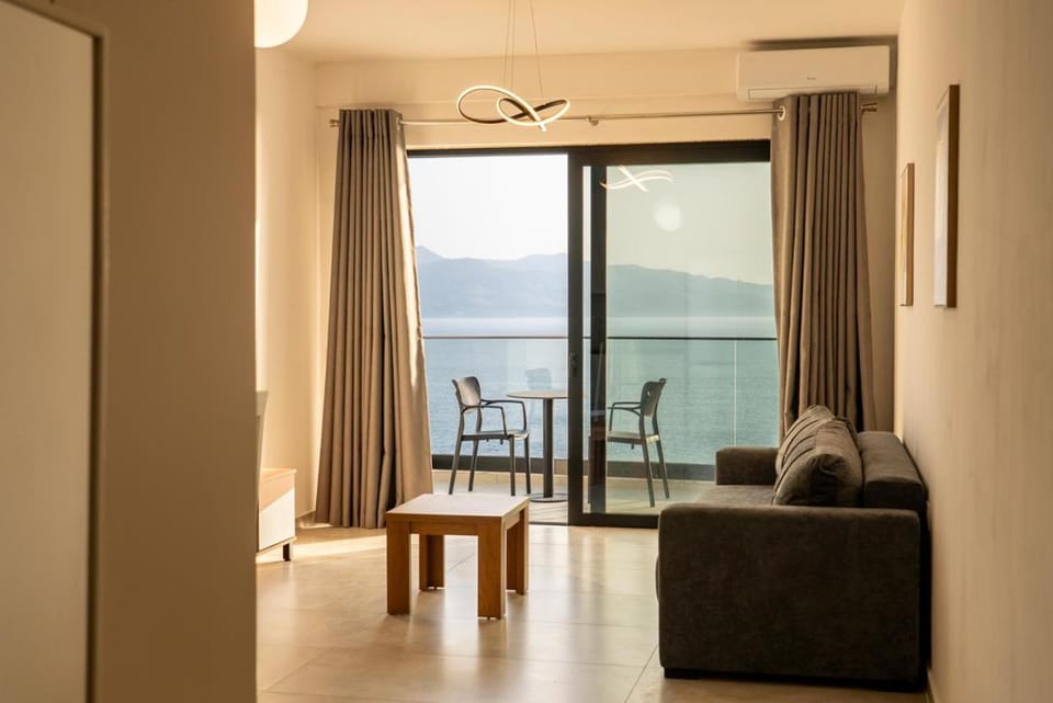 Blue Wave Apartments - Triple Swimming pool Apartment in Sarandë