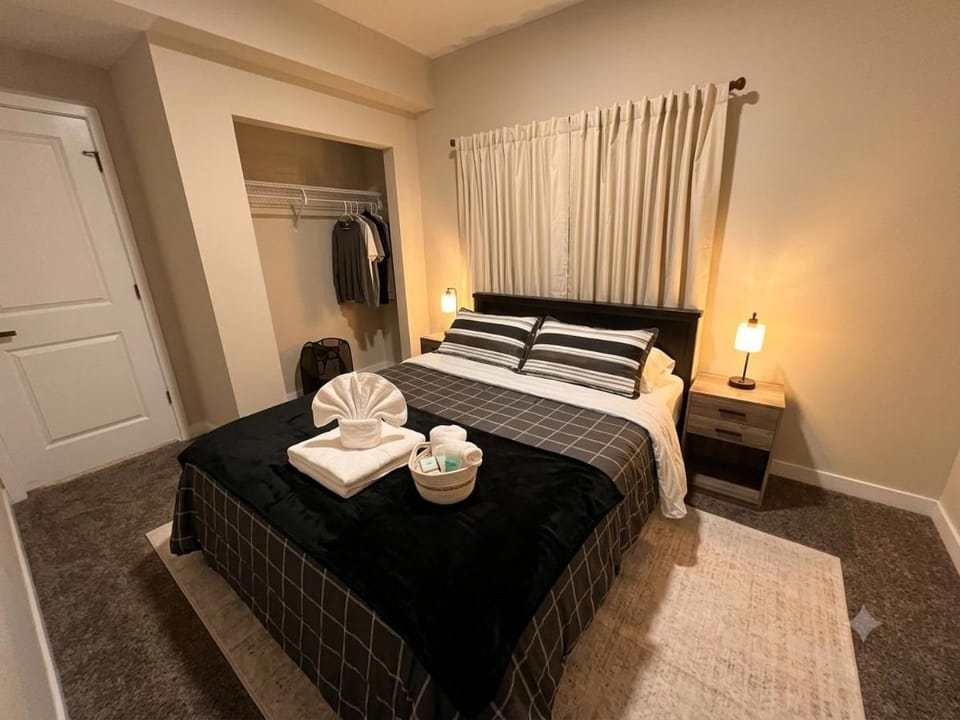 Bed, Photo of the whole room, Bedroom, towels