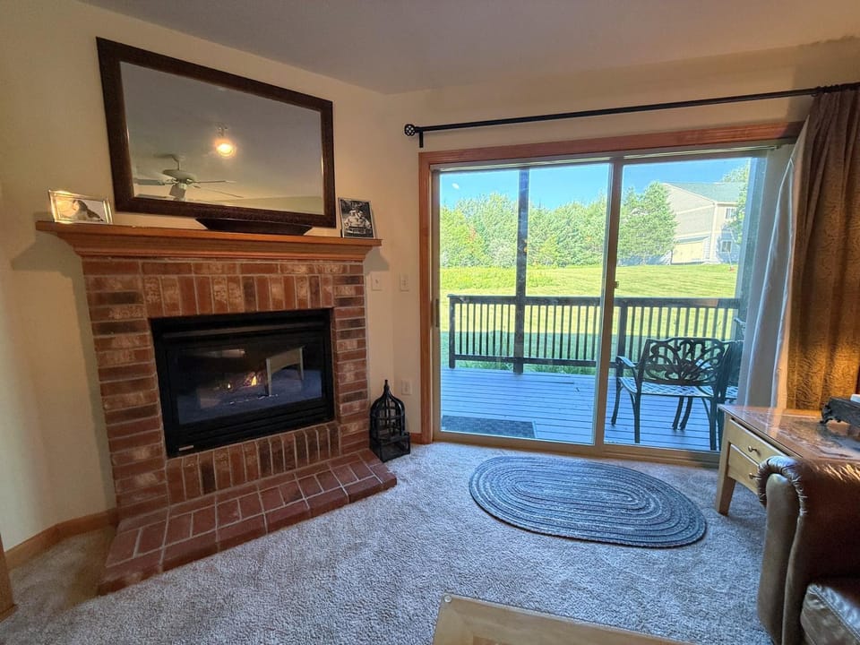 S35 Pet-Friendly Bretton Woods Condo - AC, Fireplace, Near Ski Area - King Bed and Mountain Escape House in Bretton Woods