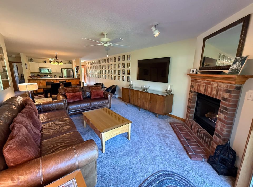 S35 Pet-Friendly Bretton Woods Condo - AC, Fireplace, Near Ski Area - King Bed and Mountain Escape House in Bretton Woods