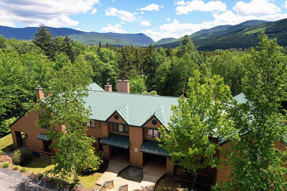 W89 Spacious Bretton Woods Townhome with AC, Fireplace and Easy Access to Skiing and Adventure House in Carroll