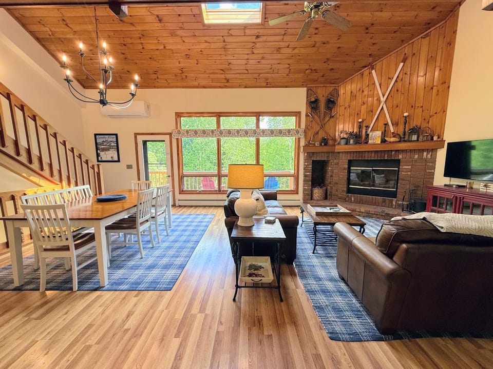 W89 Spacious Bretton Woods Townhome with AC, Fireplace and Easy Access to Skiing and Adventure House in Carroll