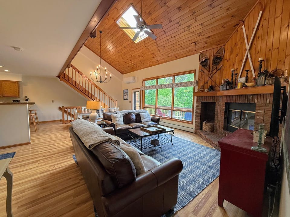 W89 Spacious Bretton Woods Townhome with AC, Fireplace and Easy Access to Skiing and Adventure House in Carroll
