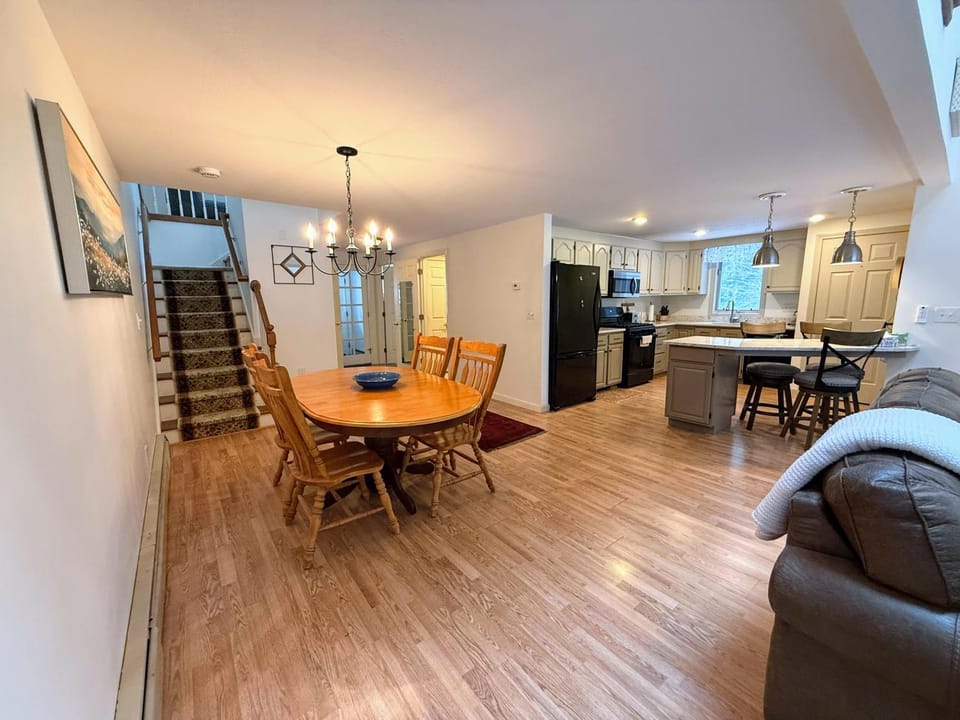 12MV Townhome in historic Maplewood Village, pool, hot tub, gym House in Bethlehem