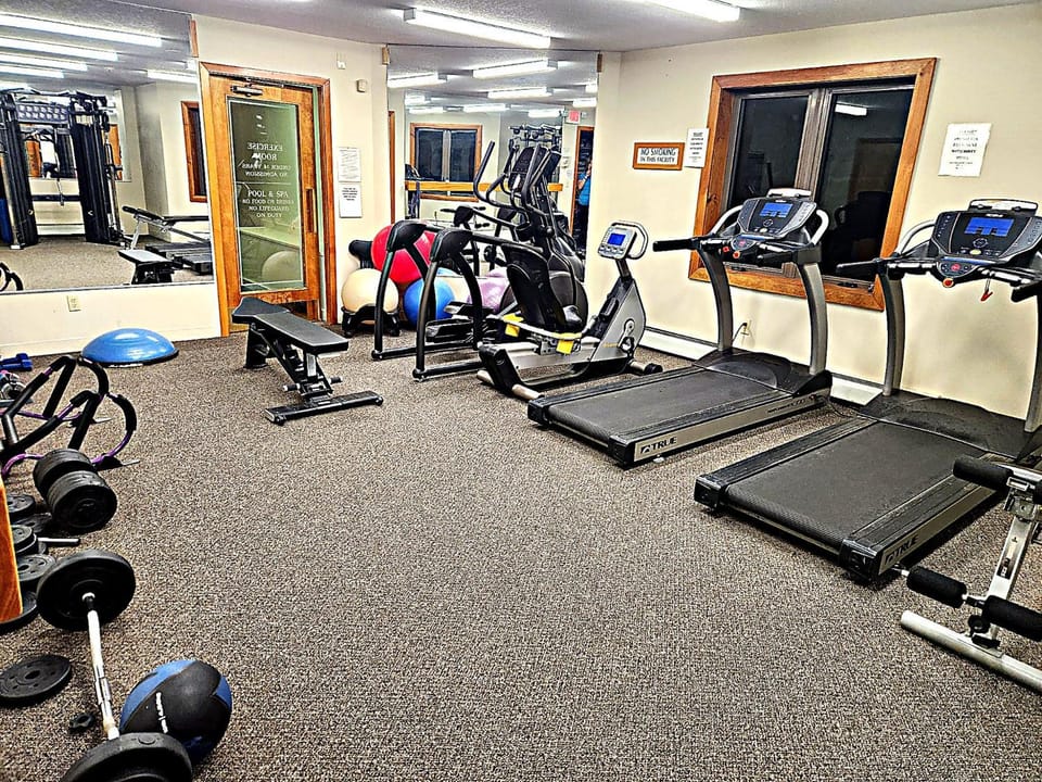 12MV Townhome in historic Maplewood Village, pool, hot tub, gym House in Bethlehem