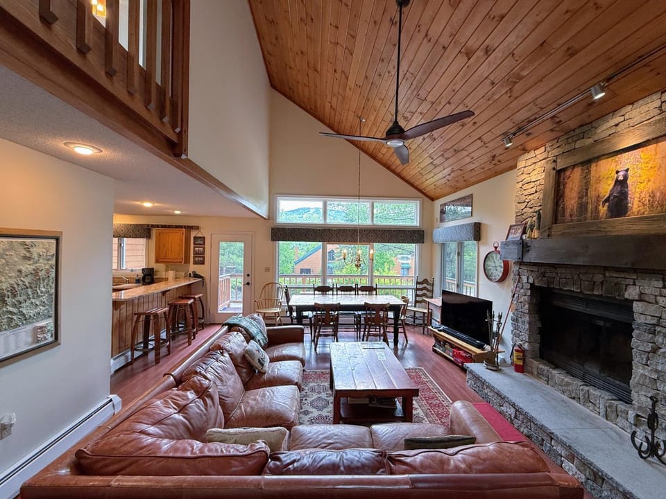 W38 Spacious 5BR Slope View Retreat, Ping Pong, Fireplace and Bretton Woods Adventure House in Carroll