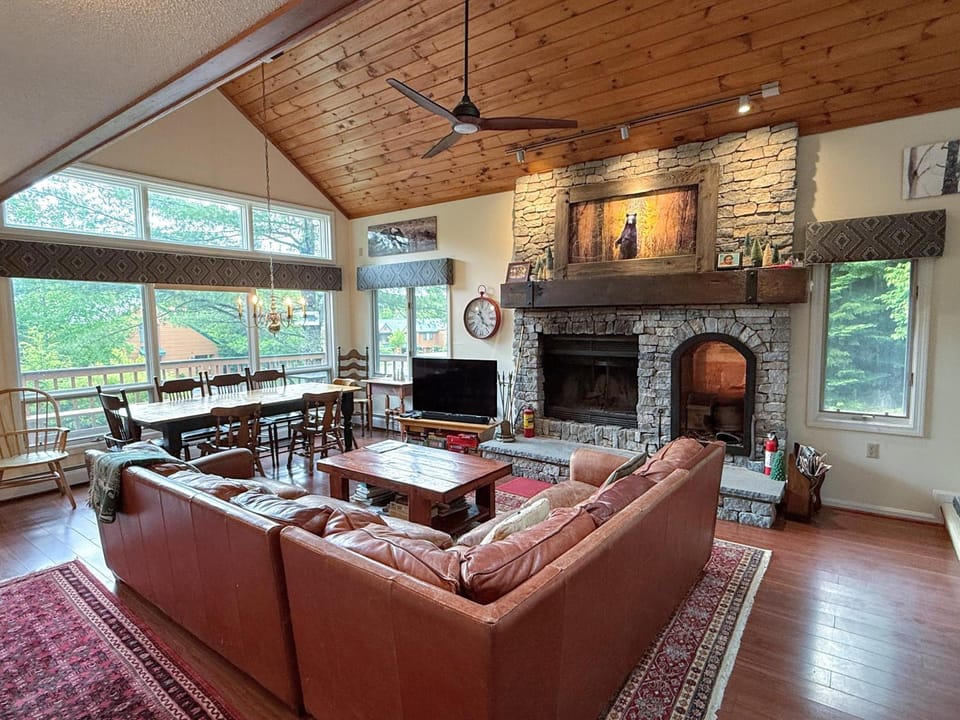 W38 Spacious 5BR Slope View Retreat, Ping Pong, Fireplace and Bretton Woods Adventure House in Carroll