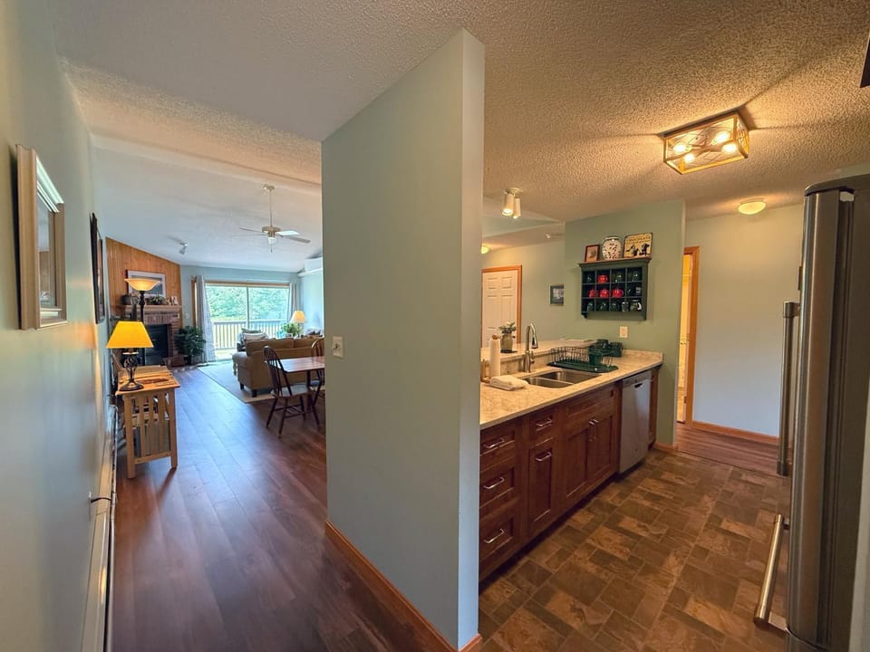 S39 Renovated Bretton Woods Condo - Designer Kitchen - AC - Gas Fireplace - Dog Friendlly House in Bretton Woods