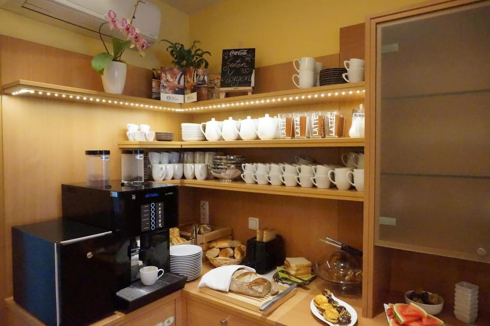 Restaurant/places to eat, Buffet breakfast