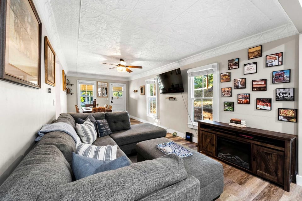 Enjoy Mountain Views w Hot Tub Fire Pits & BBQ House in Julian