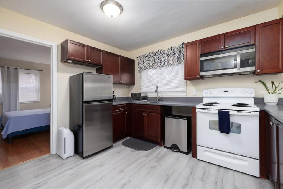 Kitchen or kitchenette, oven, stove