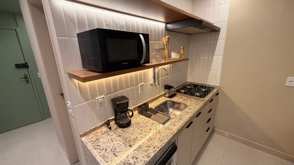 Kitchen or kitchenette, minibar, stove