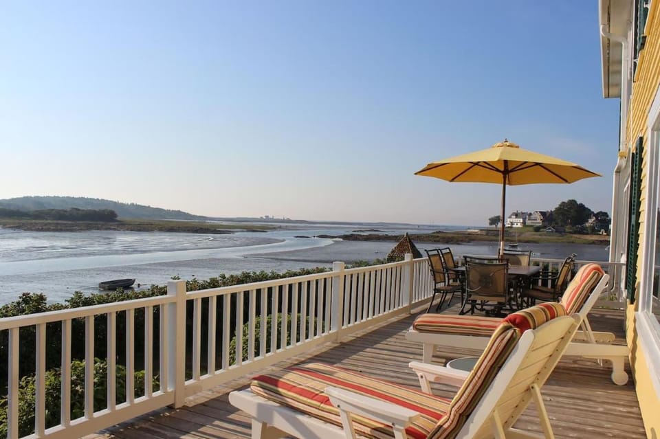 Oceanfront Maine Colonial Cottage House in Cape Porpoise