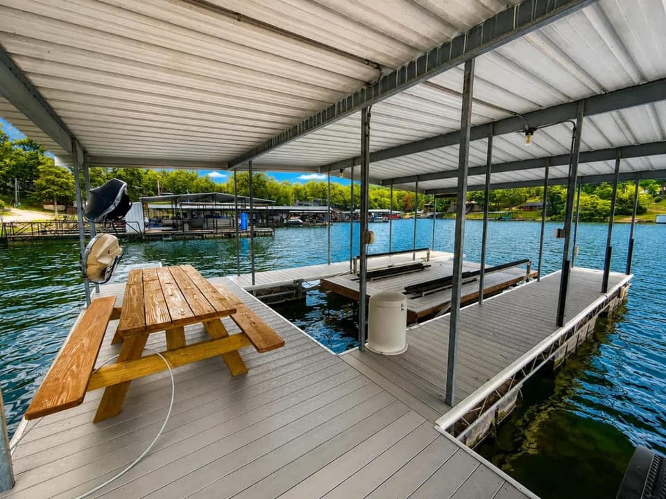 Making Waves - Private dock with boat slip House in Lake of the Ozarks