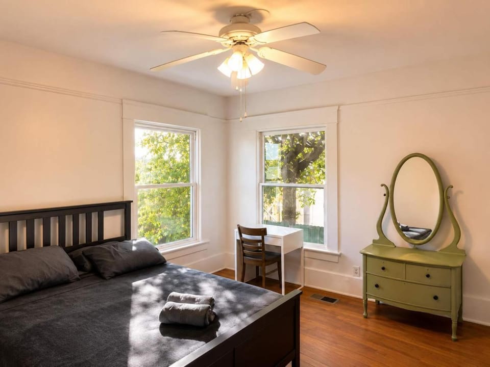 Charming Home in Great Location Backyard Porch Apartment in San Diego