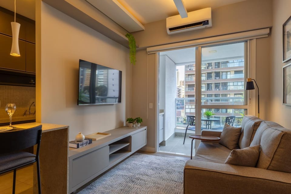 Communal lounge/ TV room, TV and multimedia, Living room, Seating area, air conditioner
