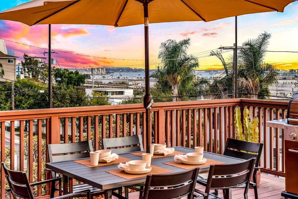 City Sunset Views w Fire Pit BBQ & Outdoor Space Apartment in Point Loma