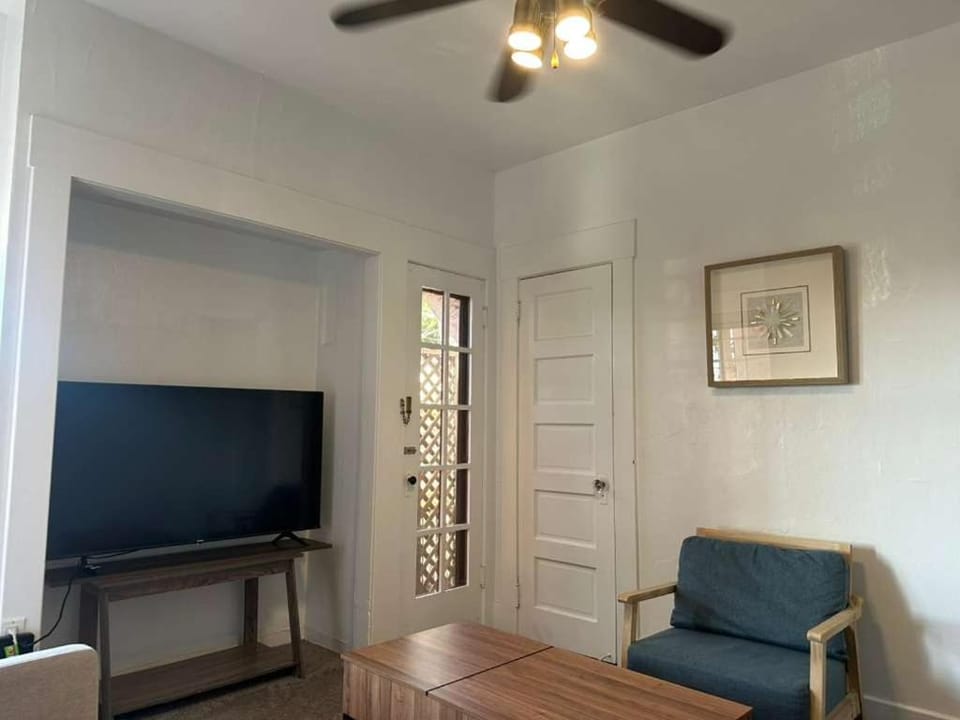 Close to Airport Walk to Restaurants Apartment in Point Loma
