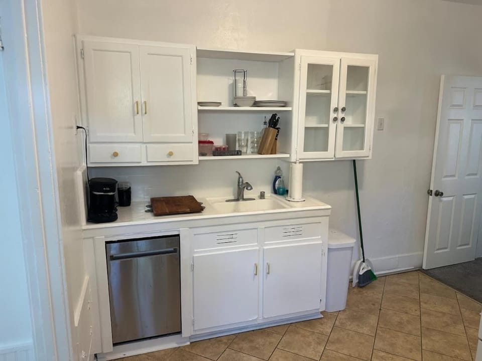 Close to Airport Walk to Restaurants Apartment in Point Loma