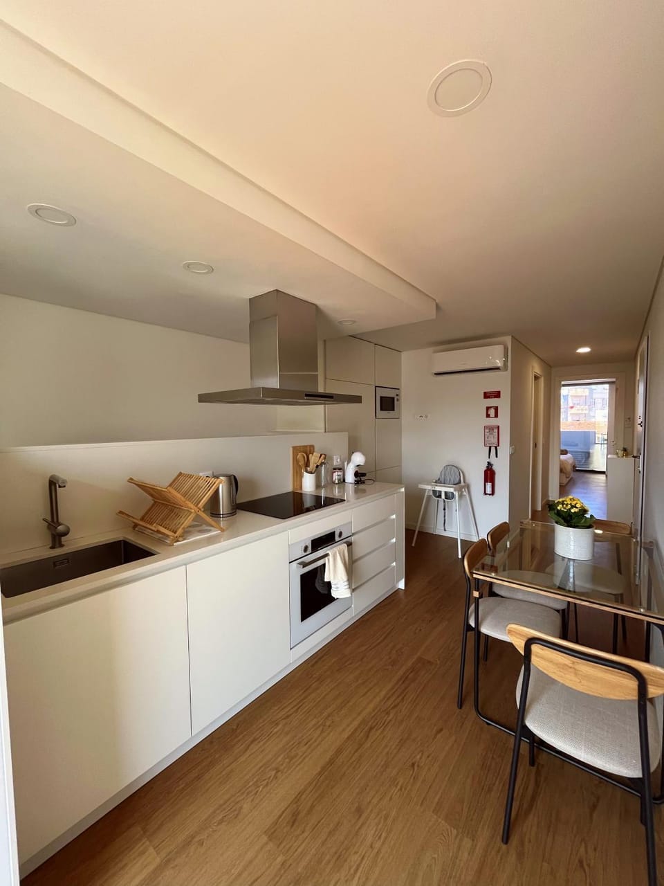 Coffee/tea facilities, Kitchen or kitchenette, Dining area, dishwasher, oven, stove, toaster, washing machine