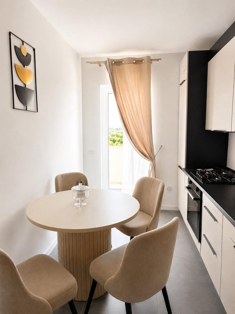 Seating area, Dining area