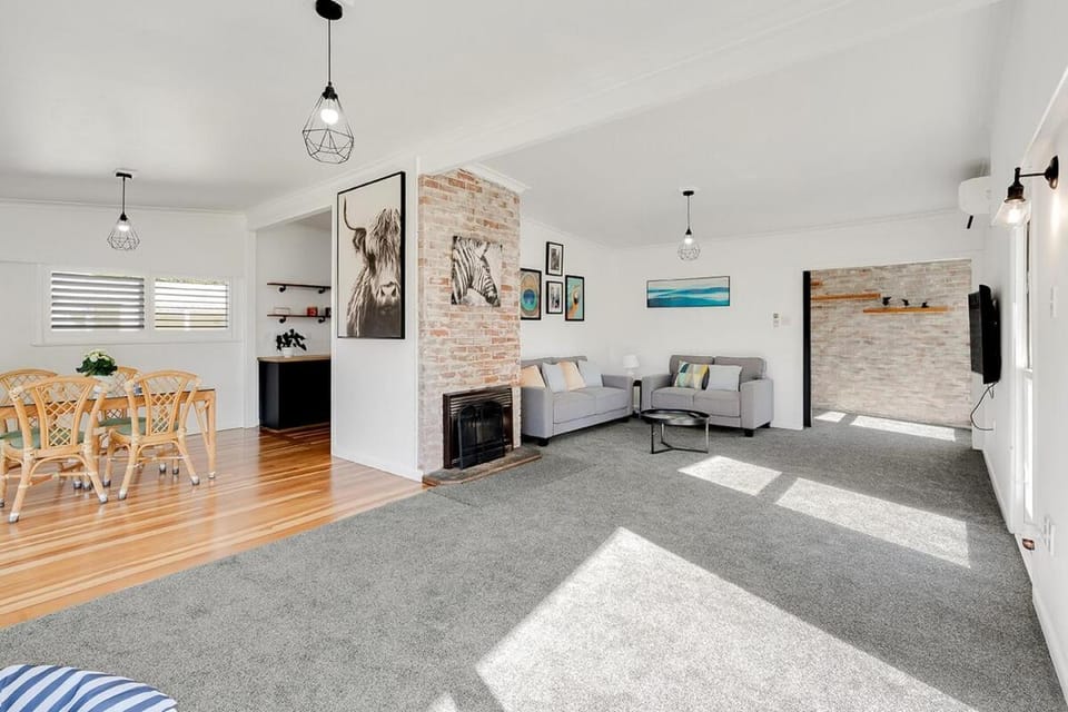 Stylish Riverside Living in the City Centre House in Hamilton